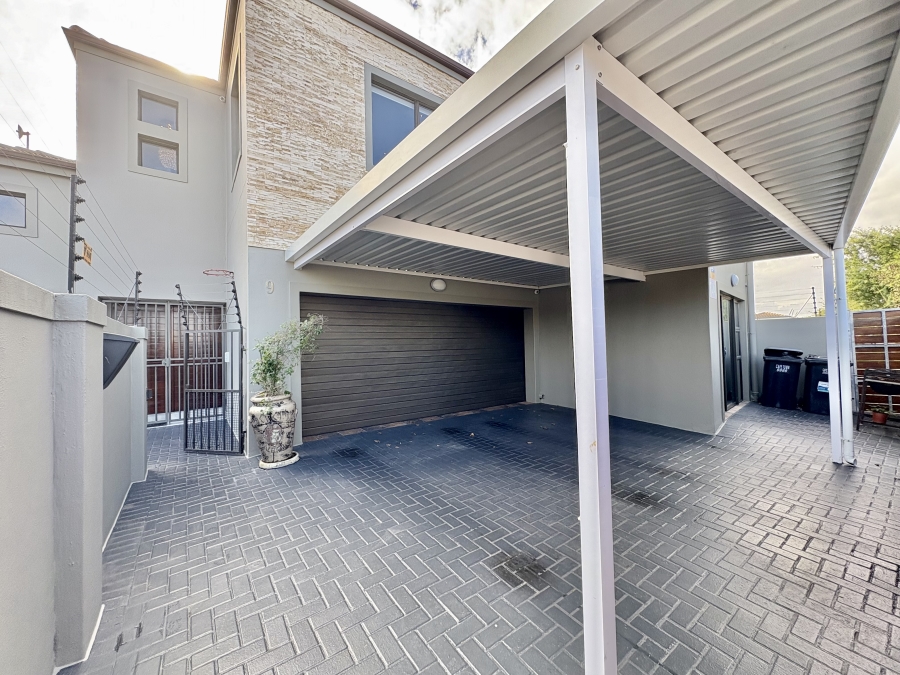 5 Bedroom Property for Sale in Parklands North Western Cape